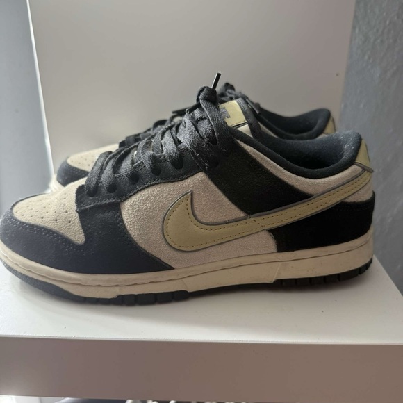 Nike Dunk Lows - Picture 2 of 4